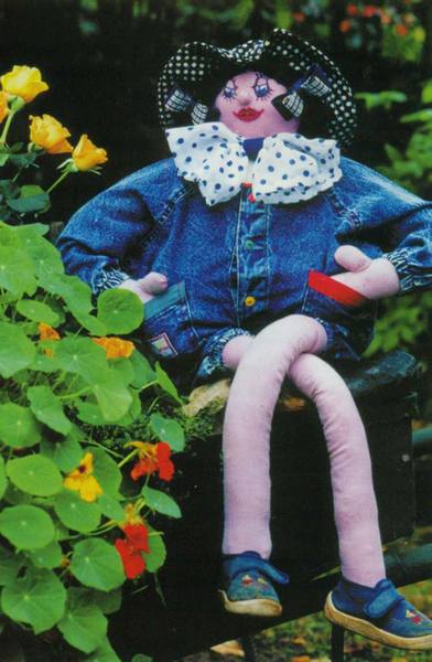 Летние садовые куклы своими руками «Девочка на тачке» и «Девушка и пень» с фото