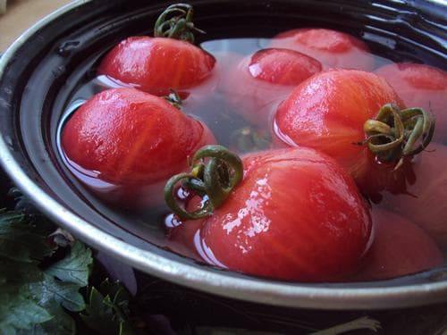 Малосольные помидоры: Рецепт быстрого приготовления в кастрюле - фото